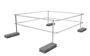 Een met betonnen ballastblokken verzwaarde dakrandbeveiliging voor lichtkoepels.