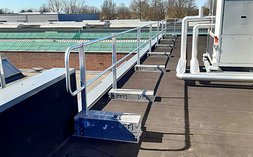 Toepassingsfoto van een volledig gemonteerde dakrandbeveiliging op een plat dak.