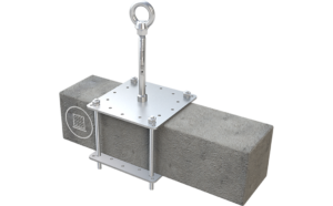Ankerpunt voor persoonlijke valbeveiliging ABS-Lock X-Klemm, hier vastgeklemd op een betonnen pijler.