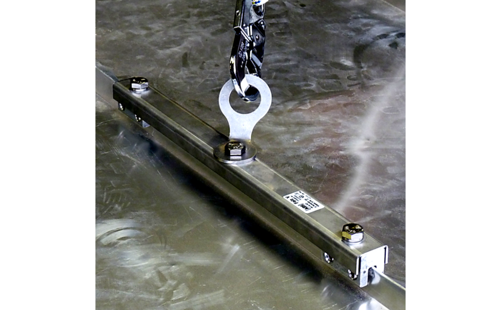 Foto van een aanlijnpunt dat op het staande felsprofiel van een metalen dak is gemonteerd.