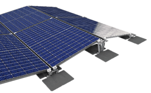 Afbeelding van de ABS BASE Fusion onderconstructie met bitumenpatches en zonnepanelen