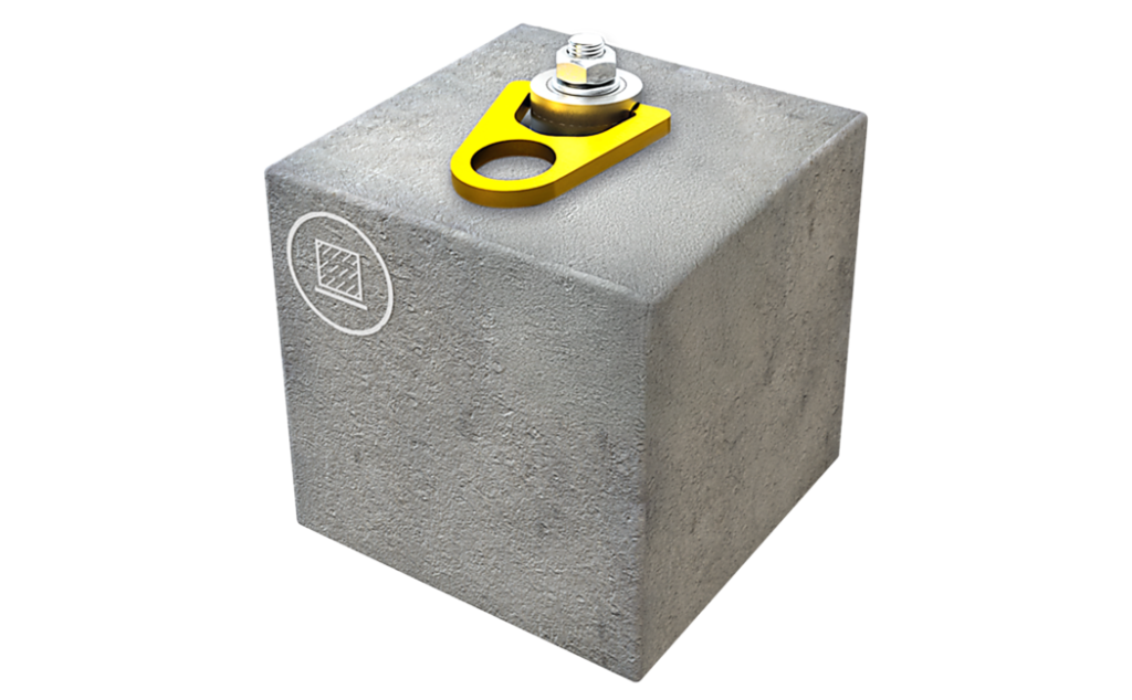 ABS-Lock 360 verankeringsapparaat met geel draaibaar oog, veilig gemonteerd op een betonnen voet voor valbeveiliging.