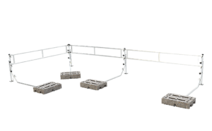 Vrijstaand zijbeschermingssysteem ABS Mobile Guard Pro op een plat dak, bestaande uit aluminium relingstaanders, dubbele achterrelingen en verzwarende ECO-gewichten, met een opklapbare staander voor een 6 m lange werkzone.