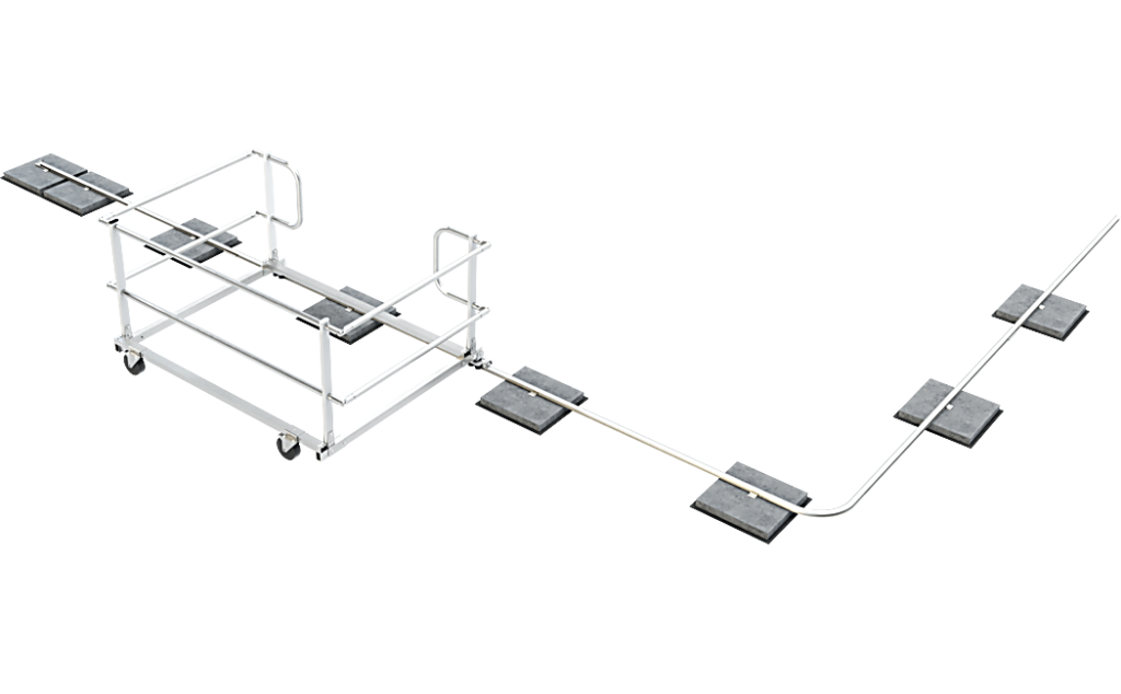 Verplaatsbare dakrandbeveiliging van het type ABS Guard OnTop Move op een plat dak. Het hekwerk is gemonteerd op een vlakke geleiderail die is verzwaard met betontegels. Het systeem is verplaatsbaar, omklapbaar en maakt flexibele valbeveiliging mogelijk langs rechte en bochtige dakranden.