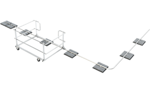Verplaatsbare dakrandbeveiliging van het type ABS Guard OnTop Move op een plat dak. Het hekwerk is gemonteerd op een vlakke geleiderail die is verzwaard met betontegels. Het systeem is verplaatsbaar, omklapbaar en maakt flexibele valbeveiliging mogelijk langs rechte en bochtige dakranden.